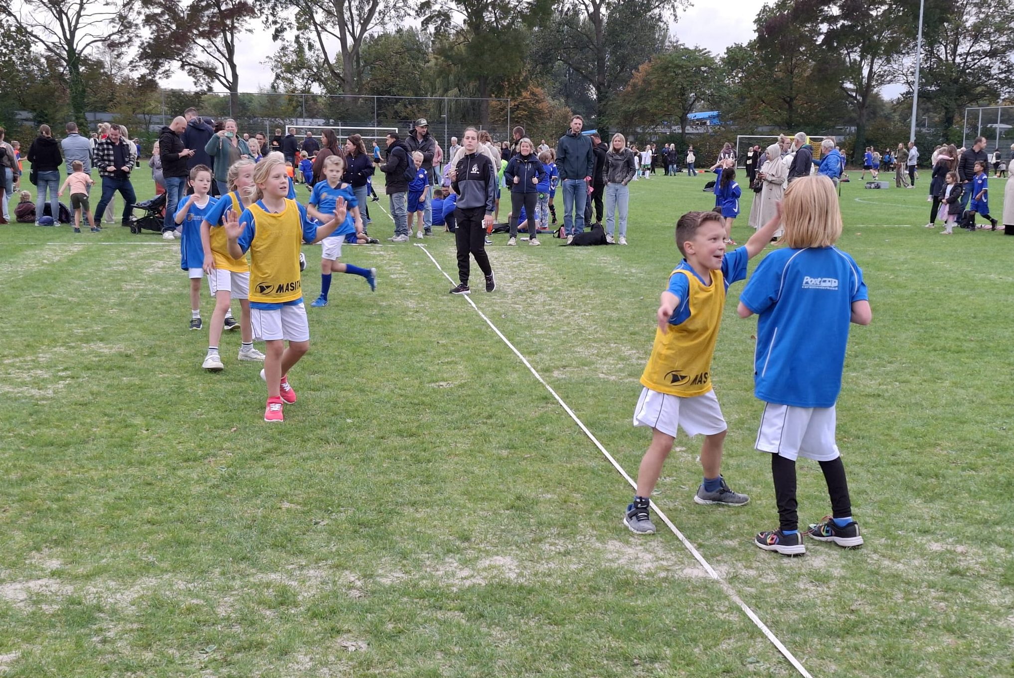 300 kinderen in actie bij schoolhandbaltoernooi in Maassluis